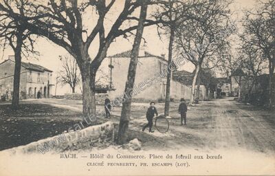 Carte postale ancienne Hôtel du Commerce. Place du fofrail aux bœufs — Bach (Lot)