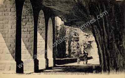 Carte postale ancienne Defile des Anglais — Bouziès (Lot)