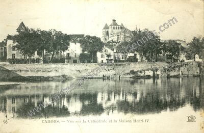 Carte postale ancienne Vue sur la Cathédrale et la Maison Henri-IV — Cahors (Lot)
