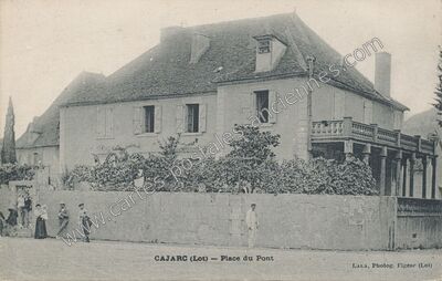 Carte postale ancienne Place du Pont — Cajarc (Lot)