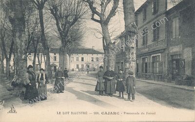 Carte postale ancienne Promenade du Foirail — Cajarc (Lot)