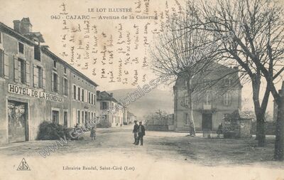 Carte postale ancienne Avenue de la Caserne — Cajarc (Lot)