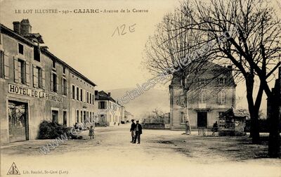 Carte postale ancienne Avenue de la Caserne — Cajarc (Lot)