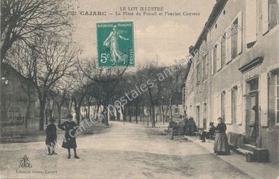 Carte postale ancienne La Place du Foirail et l'ancien Couvent — Cajarc (Lot)