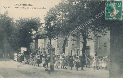 Carte postale ancienne Tour de ville, un jour de procession — Cajarc (Lot)