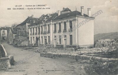 Carte postale ancienne Ecole et Hôtel de Ville — Calvignac (Lot)