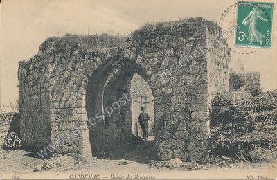Carte postale ancienne Ruines des Remparts — Capdenac (Lot)