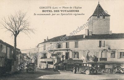 Carte postale ancienne Place de l'Eglise HOTEL DES VOYAGEURS Se recommande par ses Spécialités régionales — Concots (Lot)
