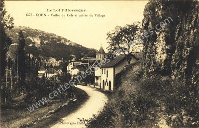 Carte postale ancienne Vallée du Célé et entrée du Village — Corn (Lot)