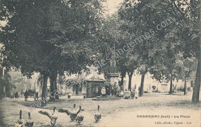 Carte postale ancienne La Place — Dégagnac (Lot)