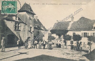 Carte postale ancienne Place de la Fontaine — Espédaillac (Lot)