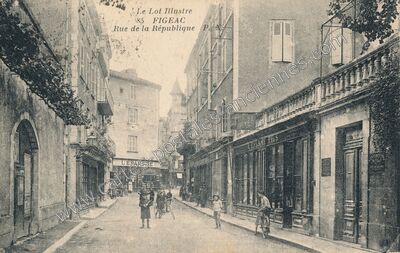 Carte postale ancienne Rue de la République — Figeac (Lot)