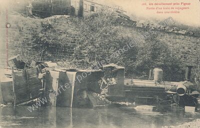 Carte postale ancienne Un déraillement près Figeac. Partie d'un train de voyageurs dans une rivière — Figeac (Lot)