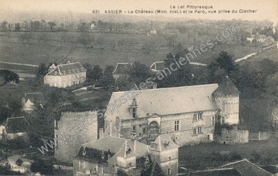 Carte postale ancienne Le Château (Mon. hist.) et le Parc, vue prise du Clocher — Assier (Lot)