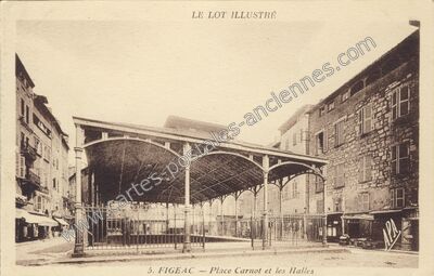 Carte postale ancienne Place Carnot et les Halles — Figeac (Lot)