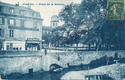 Carte postale ancienne Place de la Raison — Figeac (Lot)