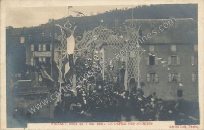 Carte postale ancienne Fêtes du 7 Mai 1905 : LE DÉFILÉ DES SOCIÉTÉS — Figeac (Lot)