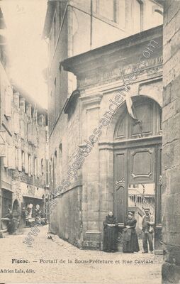 Carte postale ancienne Portail de la Sous-Préfecture et Rue Caviale — Figeac (Lot)