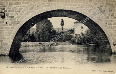 Carte postale ancienne Sous le Pont du Pin · Le Pressoir et la Chaussée — Figeac (Lot)
