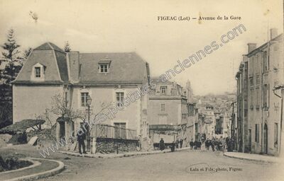 Carte postale ancienne Avenue de la Gare — Figeac (Lot)