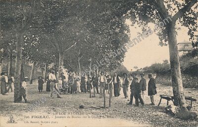 Carte postale ancienne Joueurs de Boules sur le Champ de foire — Figeac (Lot)