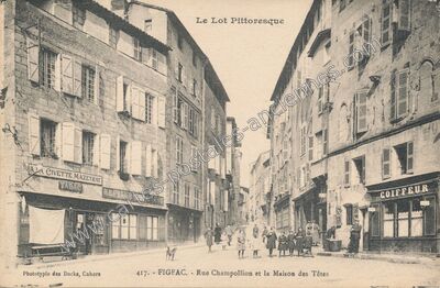 Carte postale ancienne Rue Champollion et la Maison des Têtes — Figeac (Lot)