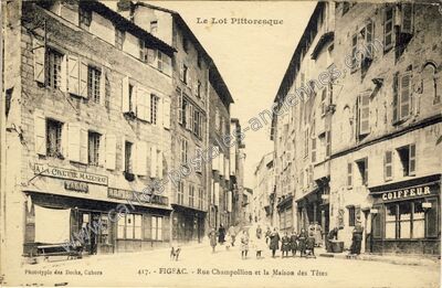 Carte postale ancienne Rue Champollion et la Maison des Têtes — Figeac (Lot)