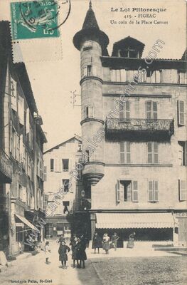 Carte postale ancienne Un coin de la Place Carnot — Figeac (Lot)