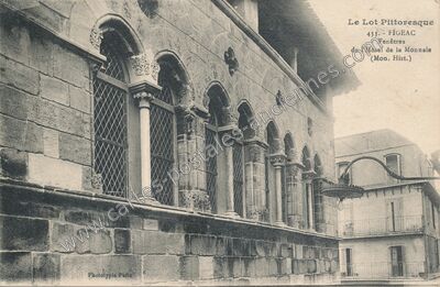 Carte postale ancienne Fenêtres de l'Hôtel de la Monnaie — Figeac (Lot)