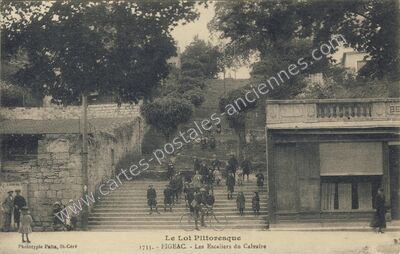Carte postale ancienne Les Escaliers du Calvaire — Figeac (Lot)