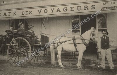 Carte postale ancienne Café des Voyageurs — Figeac (Lot)