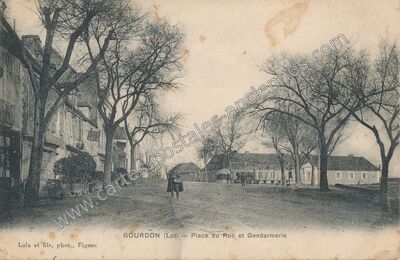 Carte postale ancienne Place du Roc et Gendarmerie — Gourdon (Lot)
