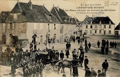 Carte postale ancienne La Place un jour de Conseil de Révision — Labastide-Murat (Lot)