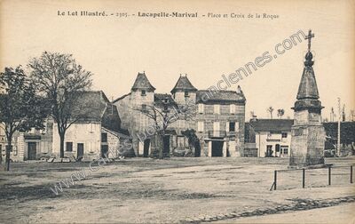 Carte postale ancienne Place et Croix de la Roque — Lacapelle-Marival (Lot)