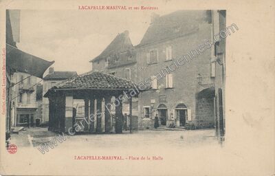 Carte postale ancienne Place de la Halle — Lacapelle-Marival (Lot)