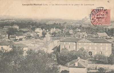 Carte postale ancienne La Miséricorde et la place de Larroque — Lacapelle-Marival (Lot)
