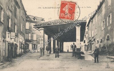 Carte postale ancienne Place de la Halle — Lacapelle-Marival (Lot)
