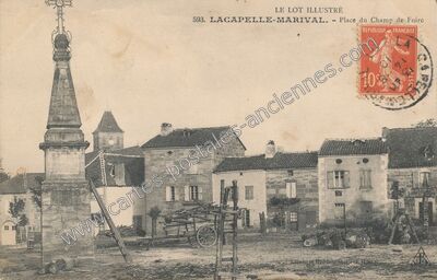 Carte postale ancienne Place du Champ de Foire — Lacapelle-Marival (Lot)