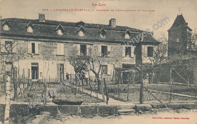 Carte postale ancienne Caserne de Gendarmerie et Clocher — Lacapelle-Marival (Lot)