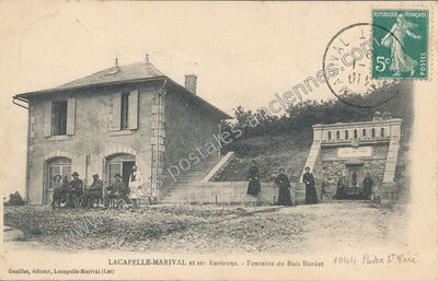Carte postale ancienne Fontaine du Bois Bordet — Lacapelle-Marival (Lot)