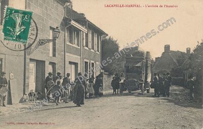Carte postale ancienne L'arrivée de l'Autobus — Lacapelle-Marival (Lot)