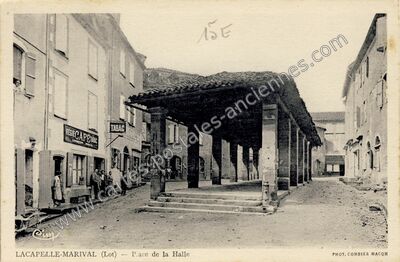 Carte postale ancienne Place de la Halle — Lacapelle-Marival (Lot)