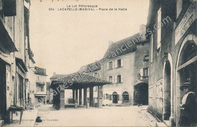 Carte postale ancienne Place de la Halle — Lacapelle-Marival (Lot)