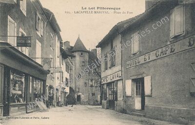 Carte postale ancienne Place du Fort — Lacapelle-Marival (Lot)
