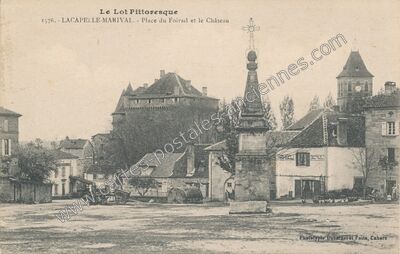Carte postale ancienne Place du Foirail et le Château — Lacapelle-Marival (Lot)