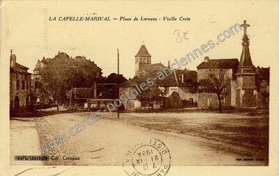 Carte postale ancienne Place de Laroque - Vieille Croix — Lacapelle-Marival (Lot)