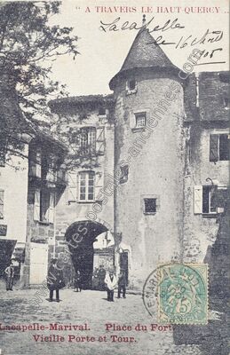 Carte postale ancienne Place du Fort Vieille Porte et Tour — Lacapelle-Marival (Lot)