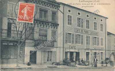 Carte postale ancienne Café de Paris, tenu par M. C. CASSAGNES, propriétaire — Lalbenque (Lot)