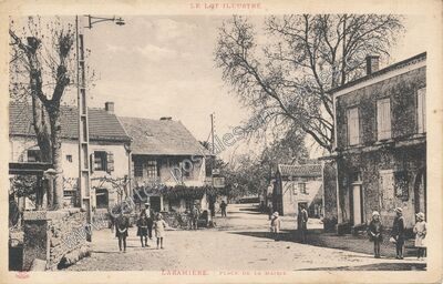 Carte postale ancienne Place de la Mairie — Laramière (Lot)