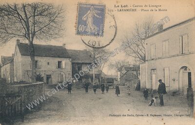 Carte postale ancienne Place de la Mairie — Laramière (Lot)